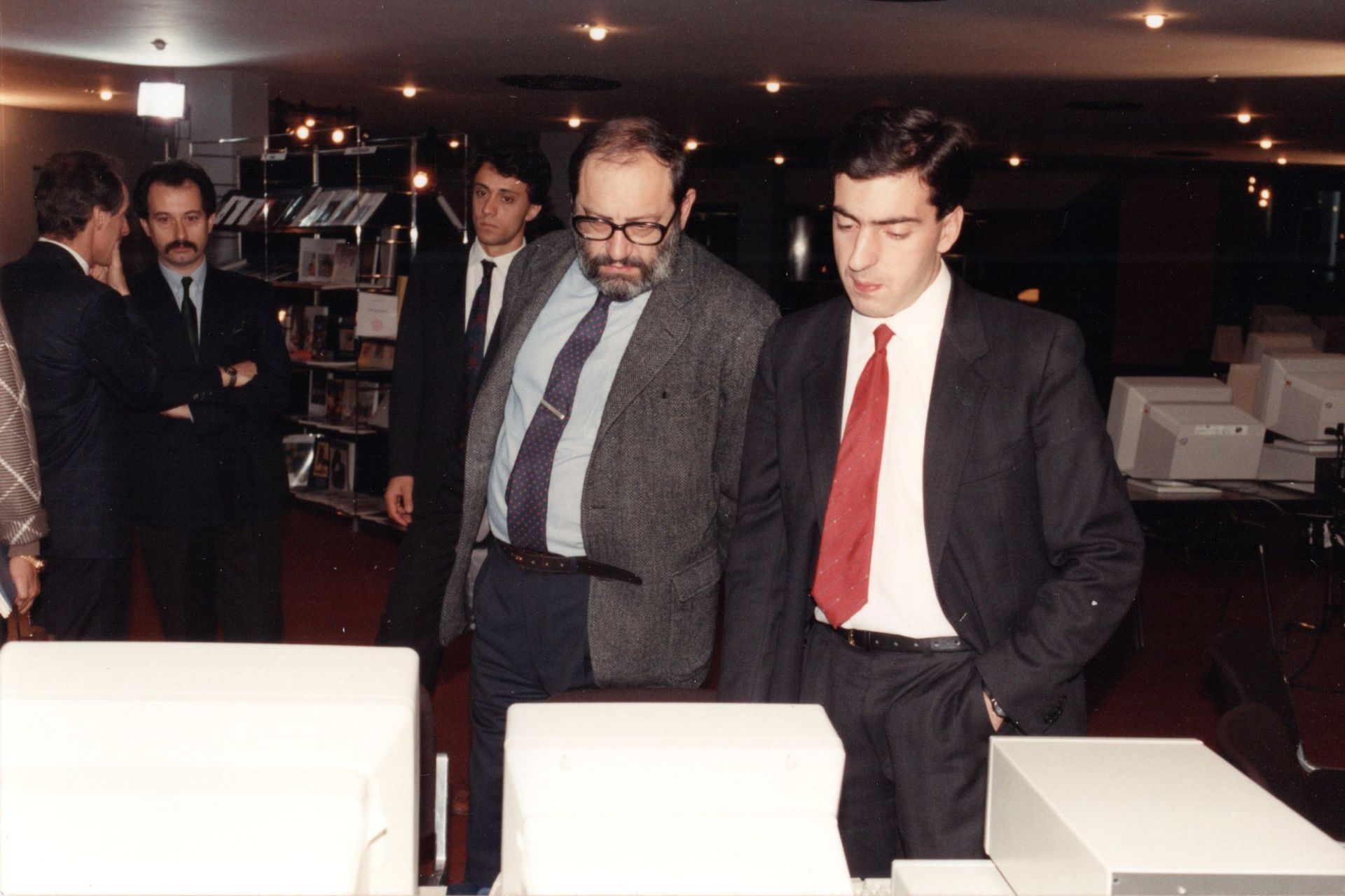 Umberto Eco en Valter Fraccaro tijdens een openbaar evenement in 1989