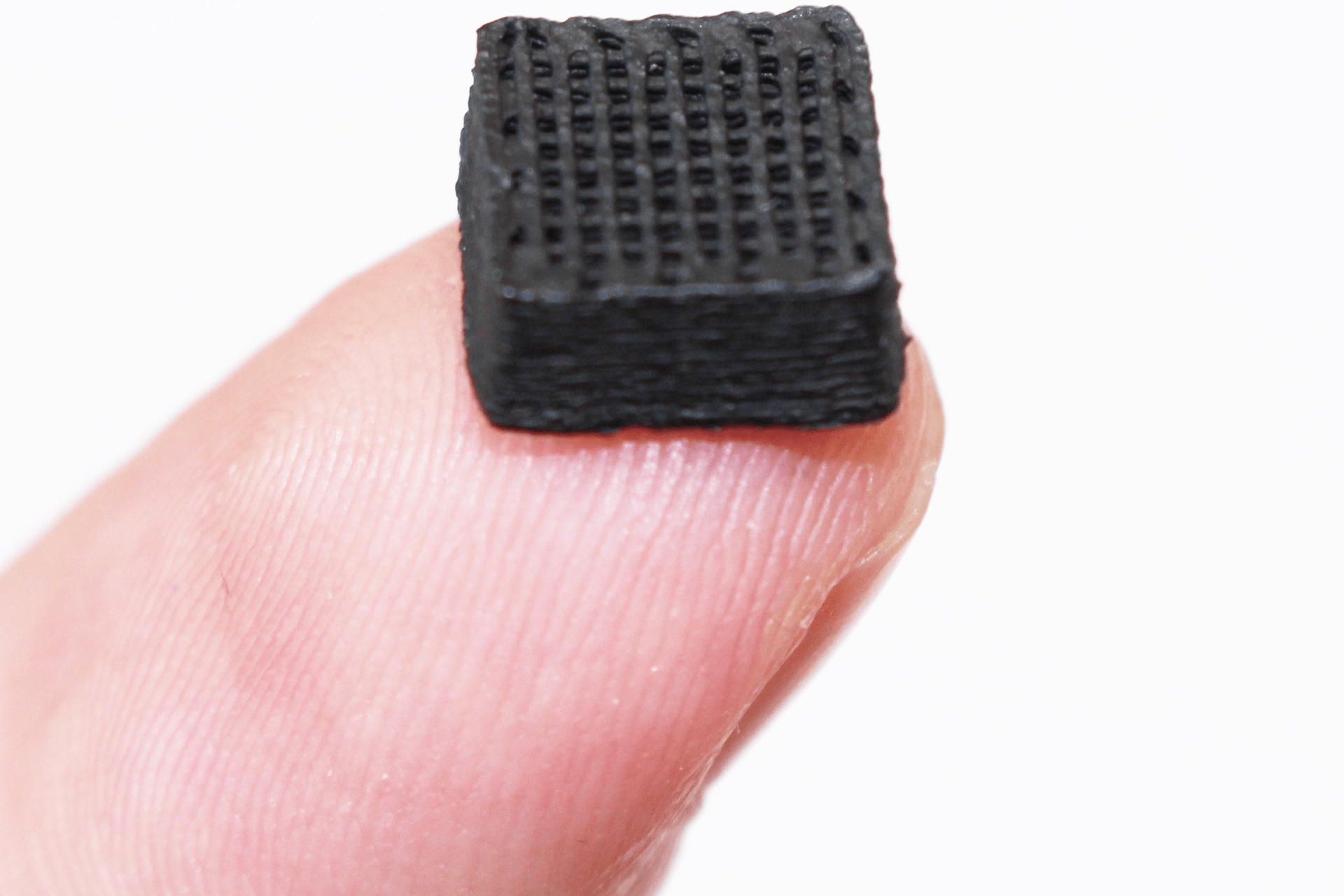 Нови материјал за штампану плочу добијен од измета кохинила: центиметар широк тест коцкаст направљен тродимензионалним штампачем (Фото: ЕМПА)