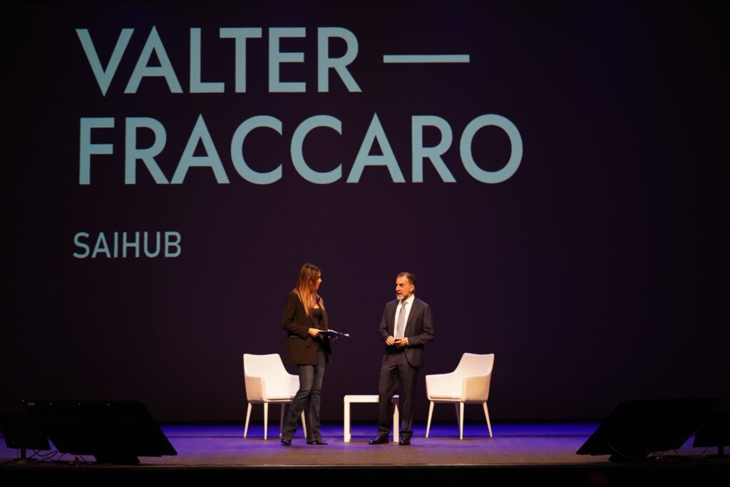 Valter Fraccaro เป็นประธานของ SAIHub ซึ่งเป็นตัวย่อของ Siena Artificial Intelligence Hub ซึ่งเป็นศูนย์กลางที่มีความสำคัญระดับโลกในด้านวิทยาศาสตร์ชีวภาพ