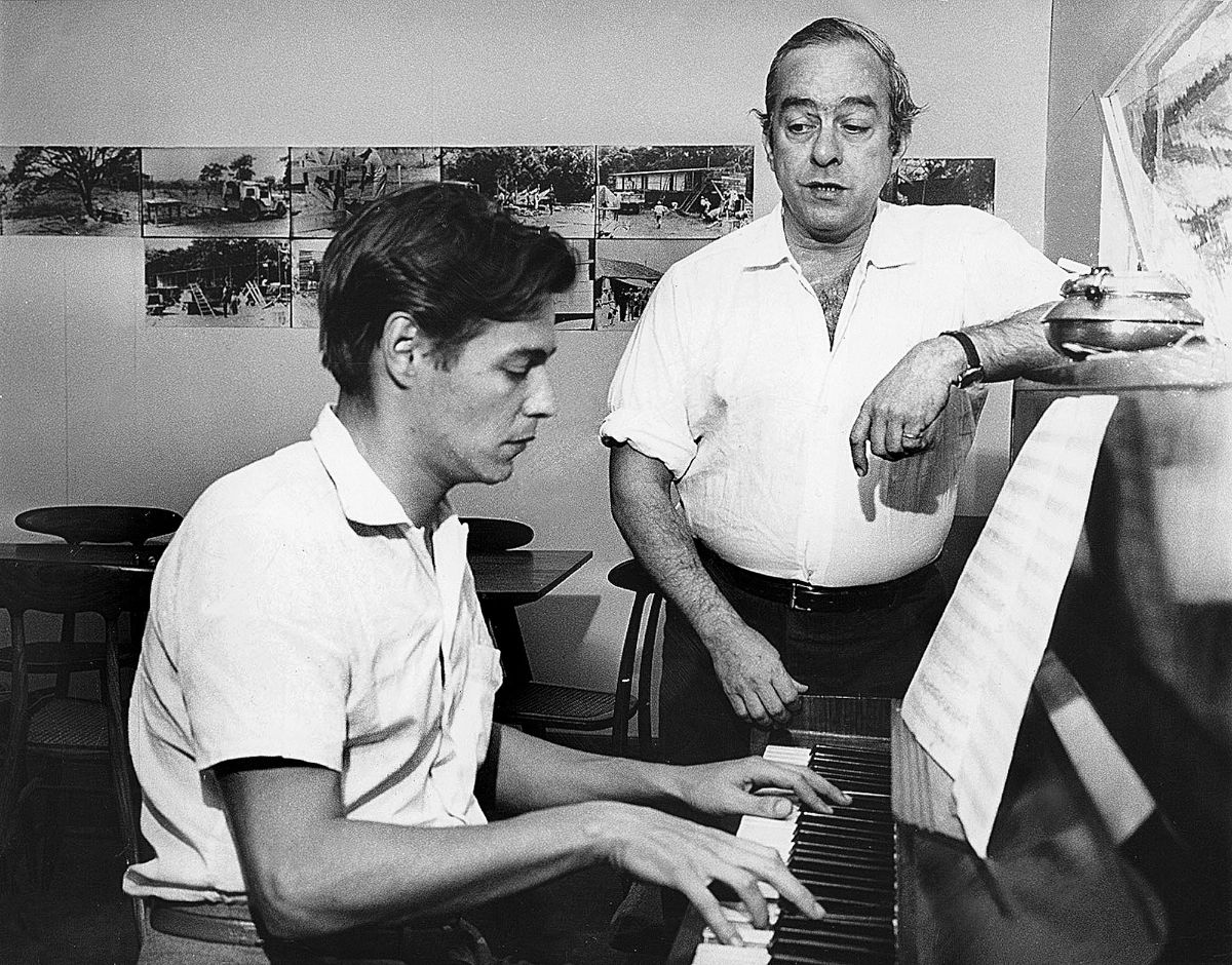 Antônio Carlos Jobim e Vinícius de Moraes al pianoforte nel Brasile degli Anni 70