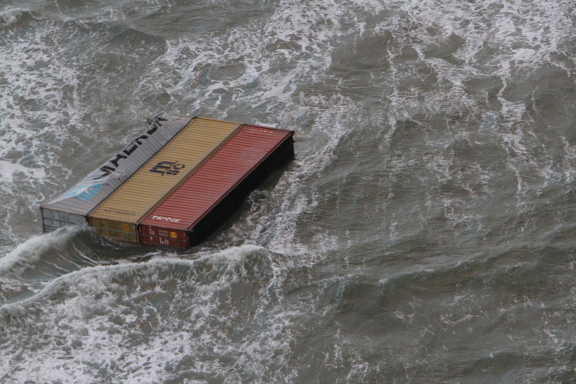 Diecimila container vanno perduti ogni anno, contribuendo all'inquinamento del mare