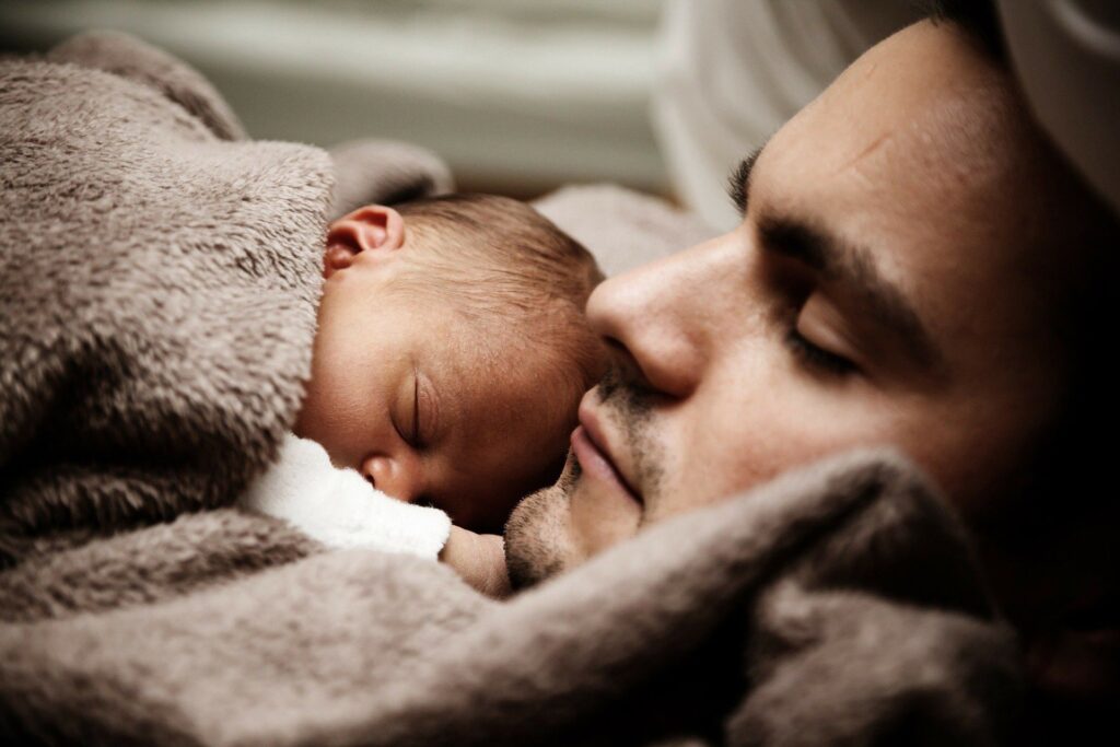 I microrganismi influenzano il riposo notturno di padri e figli, adulti e neonati
