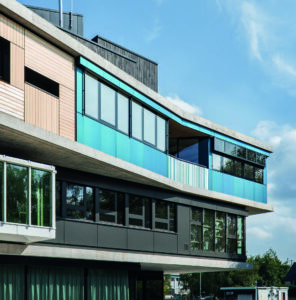 Il NEST (acronimo di Next Evolution in Sustainable Building Technologies) è l'edificio modulare di ricerca e innovazione delle due istituzioni di ricerca svizzere EMPA ed EAWAG. È stato inaugurato nel 2016 e si trova nel campus di Dübendorf, a mezzora dal centro di Zurigo. Al NEST, più di 150 partner della ricerca, dell'industria e del settore pubblico lavorano in stretta collaborazione. L'edificio è costituito da una spina dorsale centrale e da tre piattaforme aperte su cui vengono installati per un periodo di tempo limitato singoli moduli di ricerca e innovazione secondo un principio plug-and-play. Ciò permette a queste cosiddette "unità" di essere smontate una volta che il lavoro di studio e sviluppo è stato completato, lasciando così spazio a nuovi moduli