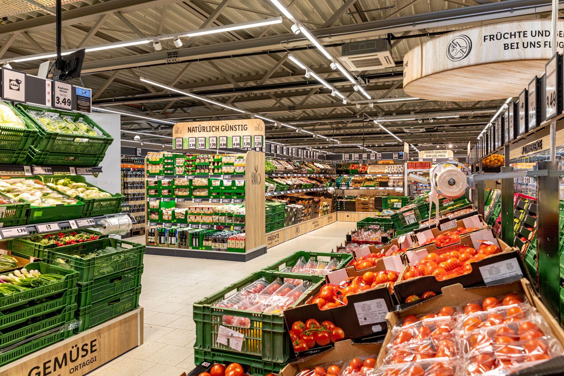 Il reparto frutta e verdura d un supermercato Lidl in Svizzera