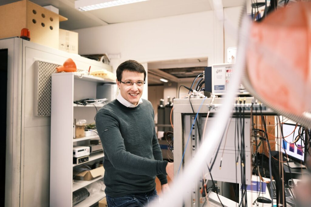 Il ricercatore Mickael Lucien Perrin all'EMPA: presso il Laboratorio Federale Svizzero per la Scienza e la Tecnologia dei Materiali, il giovane e pluripremiato ricercatore si accinge a creare un motore termico quantistico che funziona a temperatura ambiente, utilizzando nano-strisce (“nanoribbons”) di grafene (Foto: EMPA)