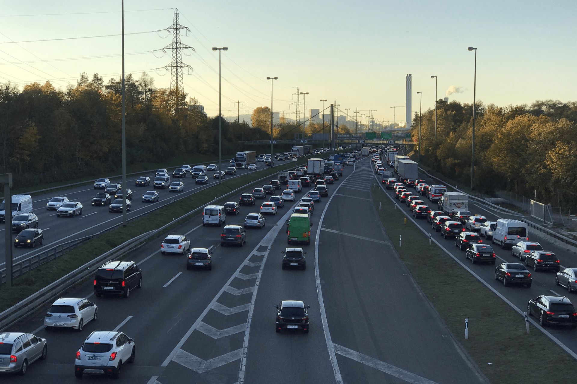 Il traffico intenso di un'autostrada nei pressi dell'agglomerato urbano di Zurigo