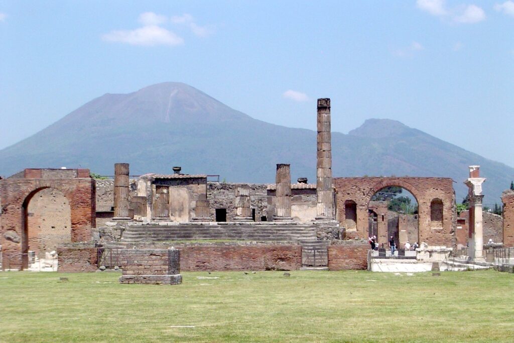 Il vulcano Vesuvio sullo sfondo delle rovine della cità di Pompei