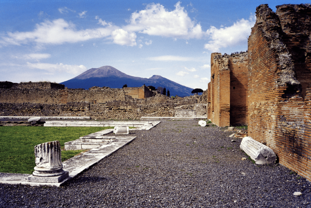 Il vulcano Vesuvio sullo sfondo delle rovine della città di Pompei