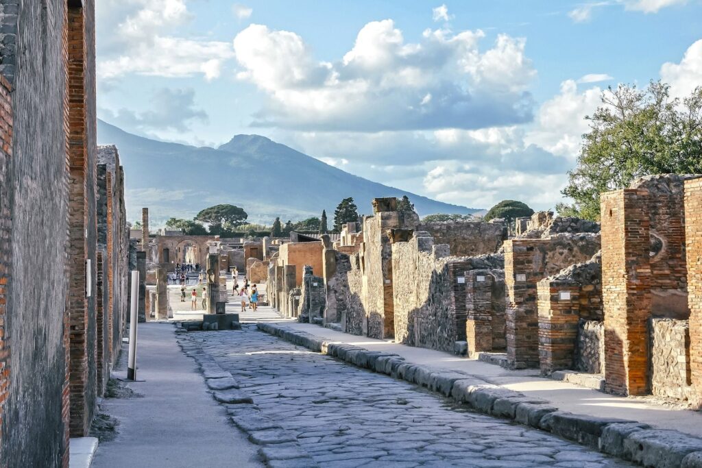 Il vulcano Vesuvio sullo sfondo delle rovine della città di Pompei