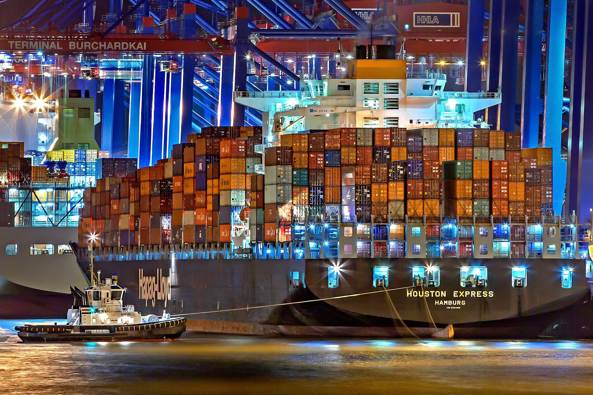 La Houston Express è una nave da carico della compagnia tedesca Hapag-Lloyd di Amburgo, completata nel 2005: è in grado di trasportare fino a 8.400 container alla volta