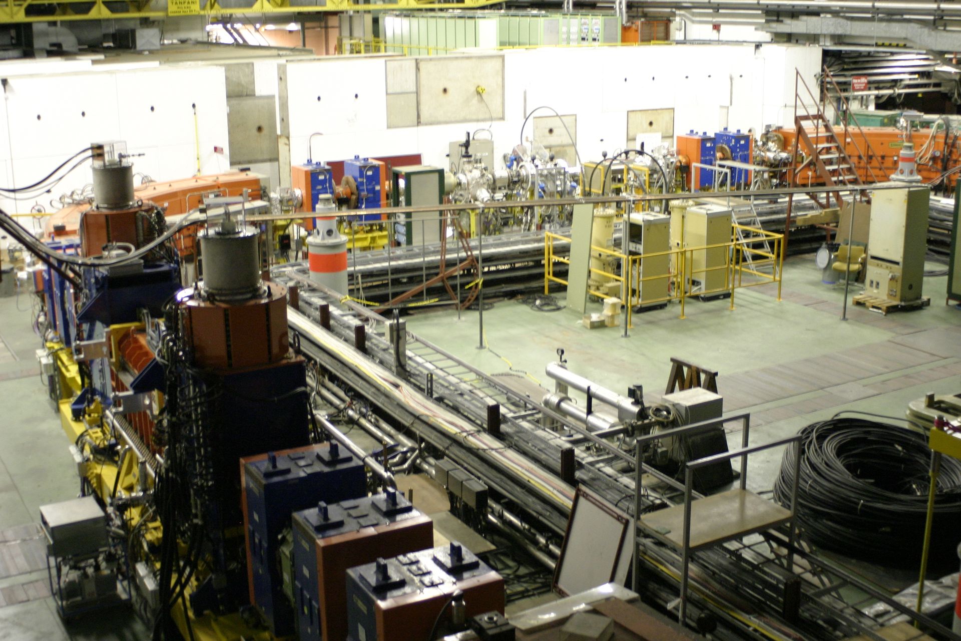 L'acceleratore di antiprotoni a bassa energia del CERN di Ginevra