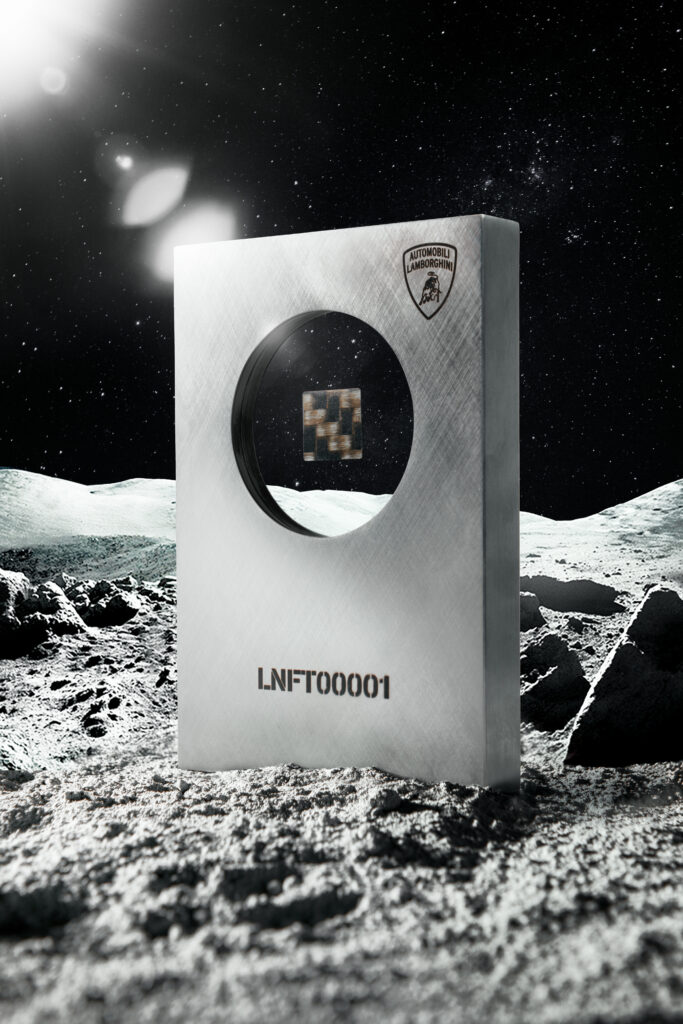Mỗi chiếc trong số năm chiếc Automobili Lamborghini Space Keys, được làm bằng vật liệu tổng hợp được gửi đến Trạm vũ trụ quốc tế (ISS) vào năm 2019 để thực hiện các bài kiểm tra khắc nghiệt, được liên kết với một tác phẩm nghệ thuật kỹ thuật số độc đáo và độc quyền, do chính nghệ sĩ tạo ra thông qua mã QR được tìm thấy ở mặt sau của sợi carbon