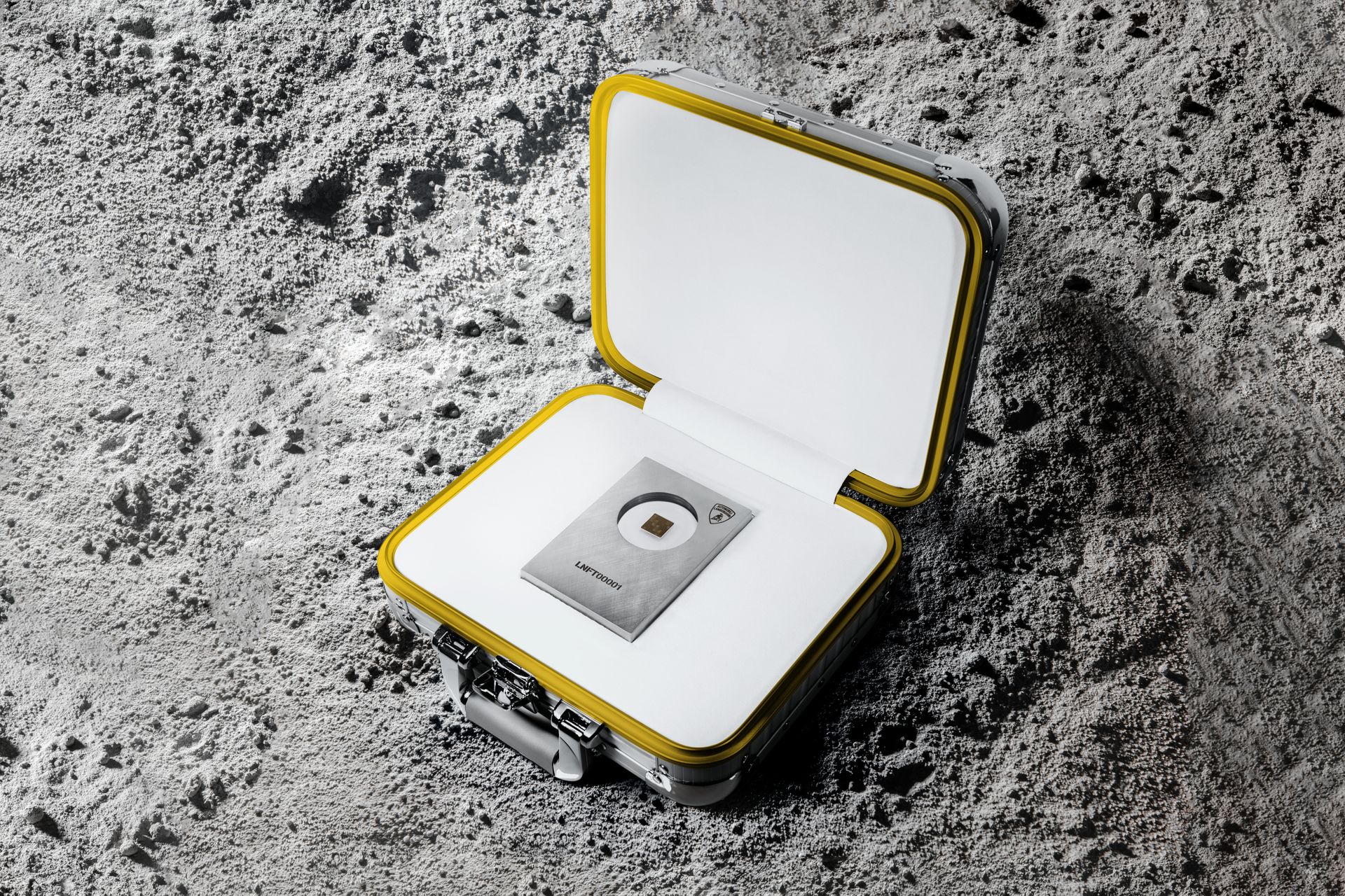 Var och en av de fem Automobili Lamborghini Space Keys, gjorda av ett kompositmaterial som skickades till den internationella rymdstationen (ISS) 2019 för extrema tester, är kopplade till ett unikt och exklusivt digitalt konstverk, skapat av konstnären själv via QR-koden som finns på baksidan av kolfibern