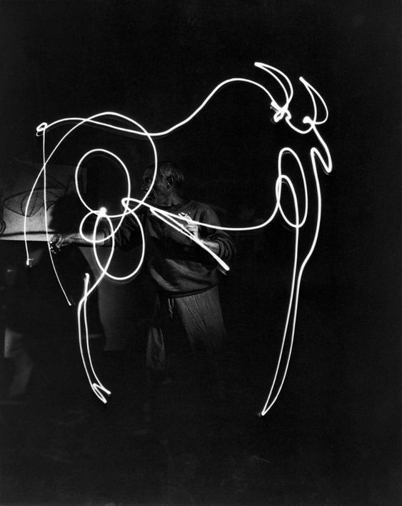 Nel 1949 il famoso artista spagnolo Pablo Picasso utilizzava un accendino come matita per realizzare “coreografie luminose”
