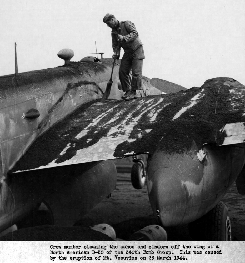 Pulizia della cenere dalle ali di un aereo B25 da bombardamento del 340esimo stormo del Gruppo B americano a seguito dell'eruzione del vulcano Vesuvio del 23 marzo 1944