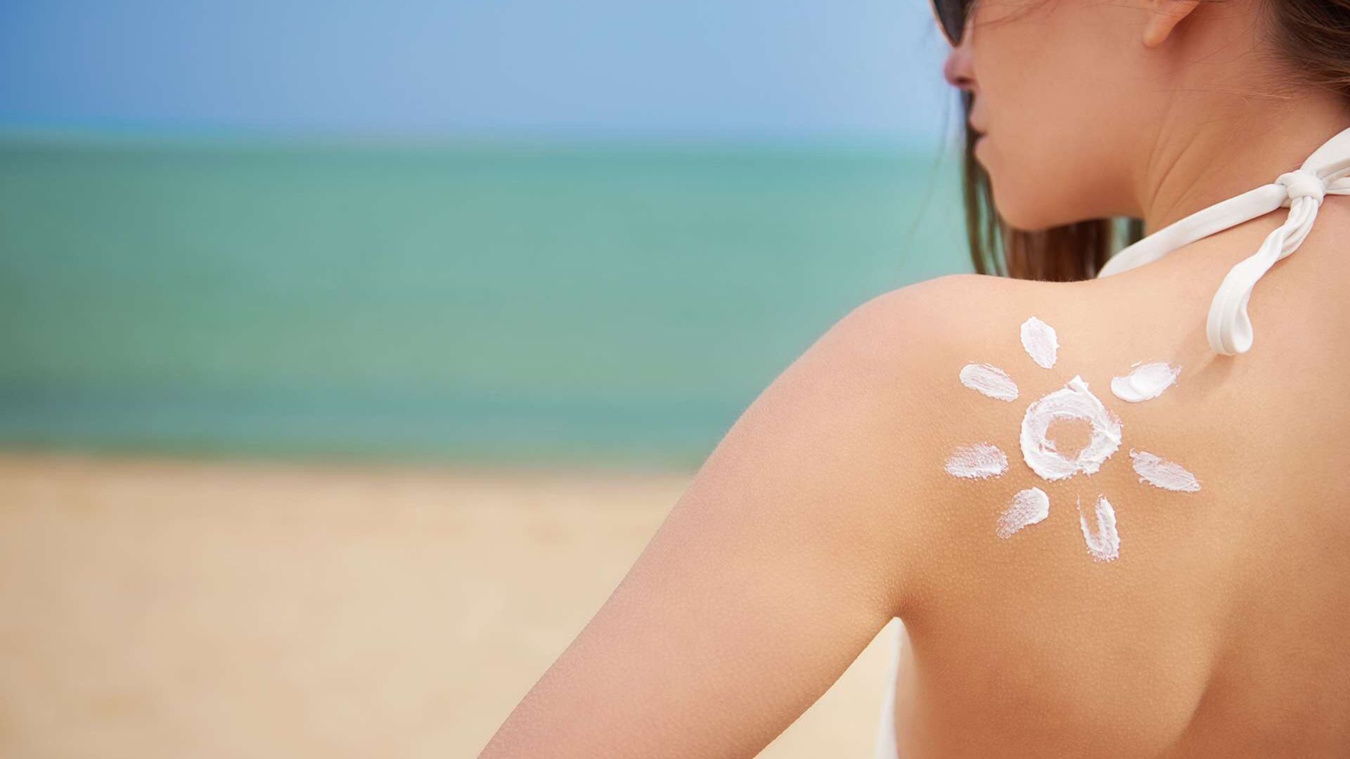 Una ragazza fa scorta di Vitamina D prendendo il sole al mare