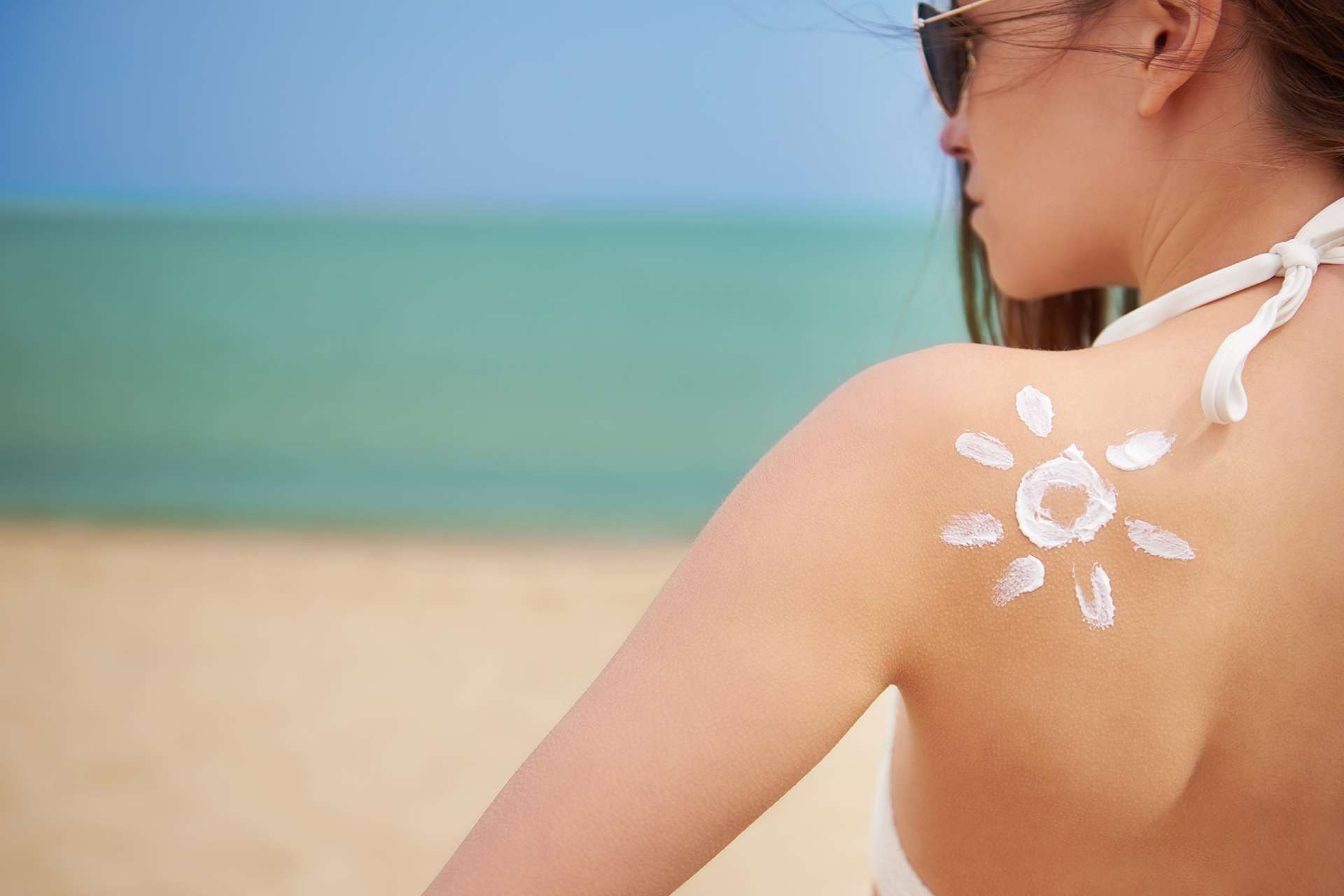 Una ragazza fa scorta di Vitamina D prendendo il sole al mare