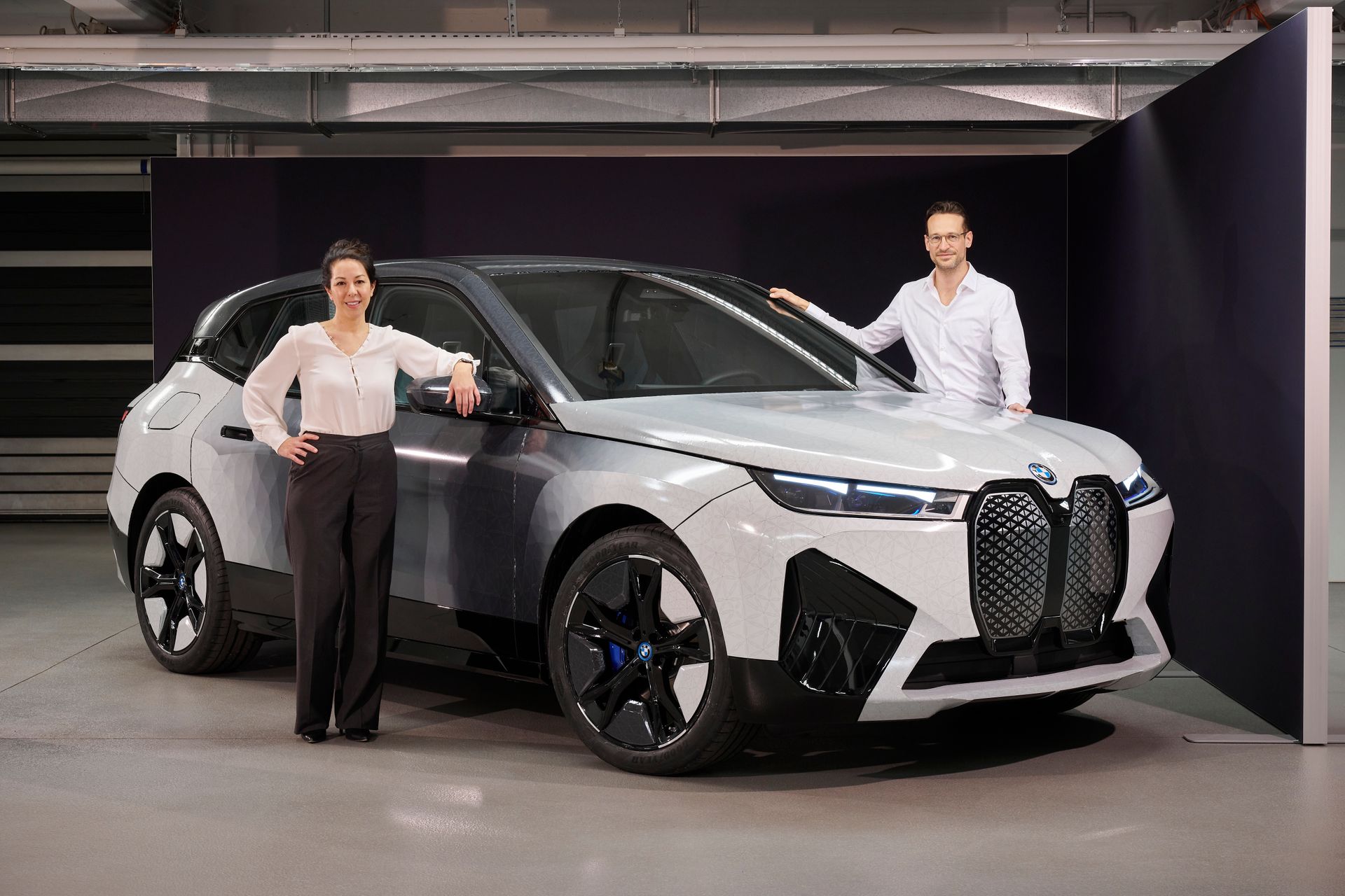 Stella Clarke, Project Leader della BMW iX Flow in partnership con la E Ink, e Dirk Müller-Stolz, responsabile del design esterno per la vettura
