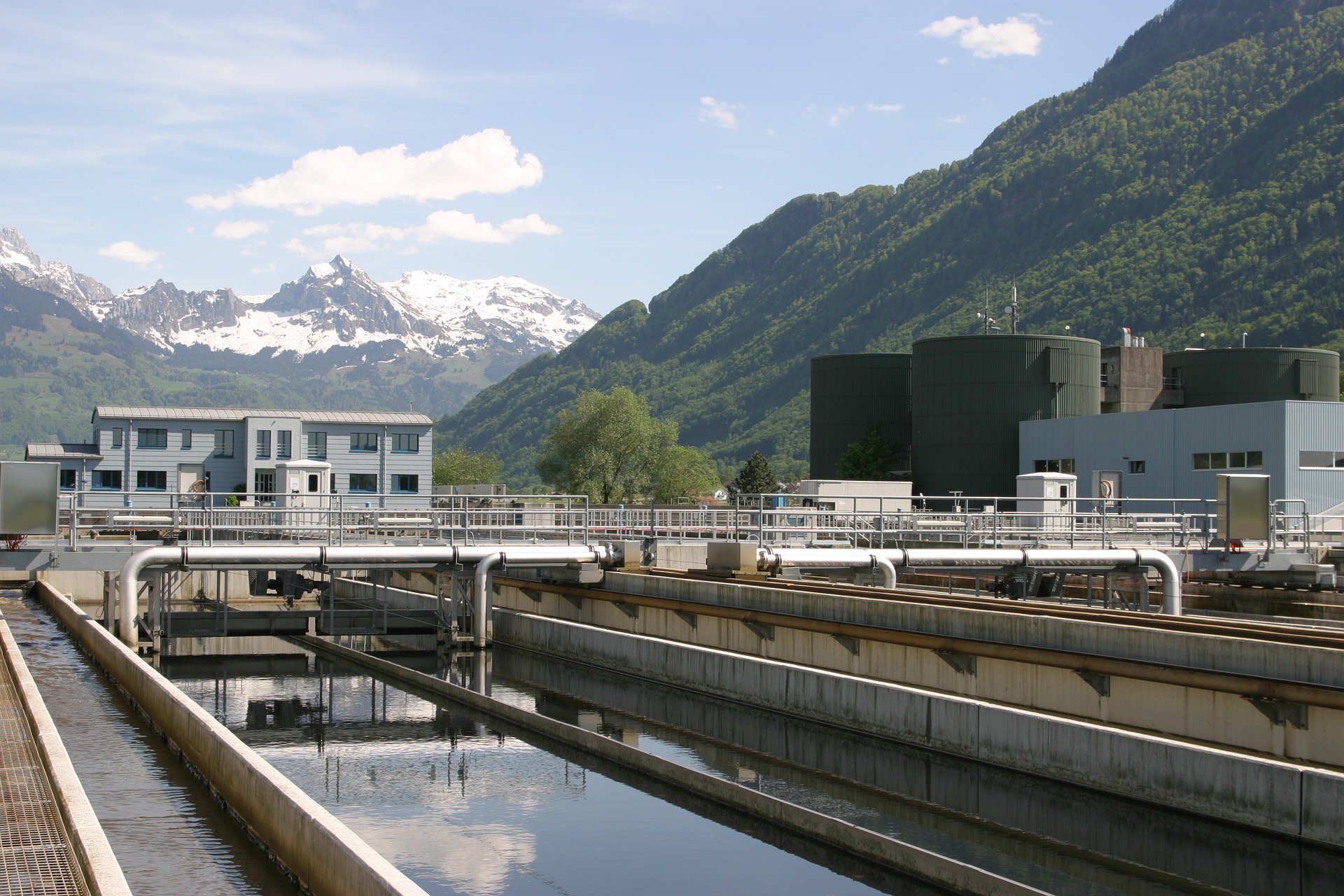 Un impianto di trattamento delle acque reflue fra i monti della Svizzera