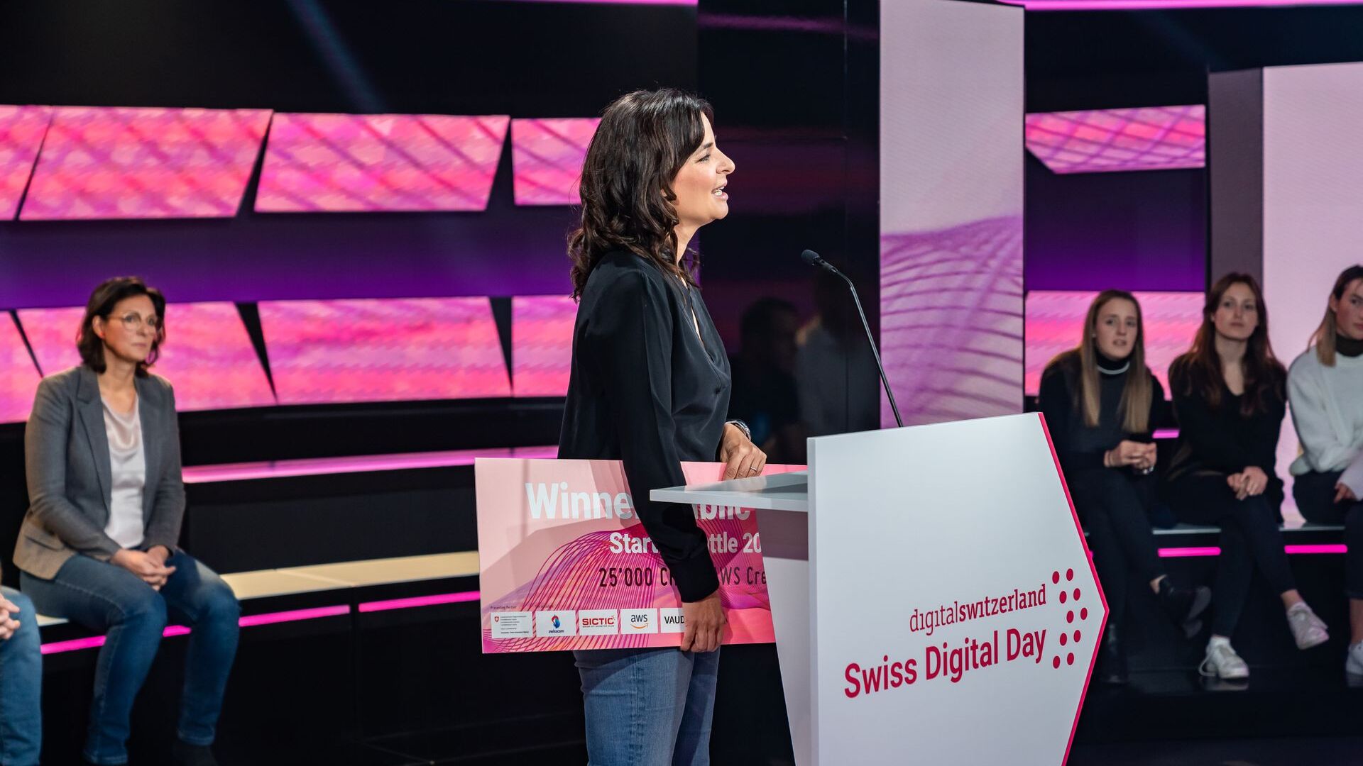 La consegna di un riconoscimento in denaro della “Startup Battle” della “Giornata Digitale Svizzera” del 10 novembre 2021