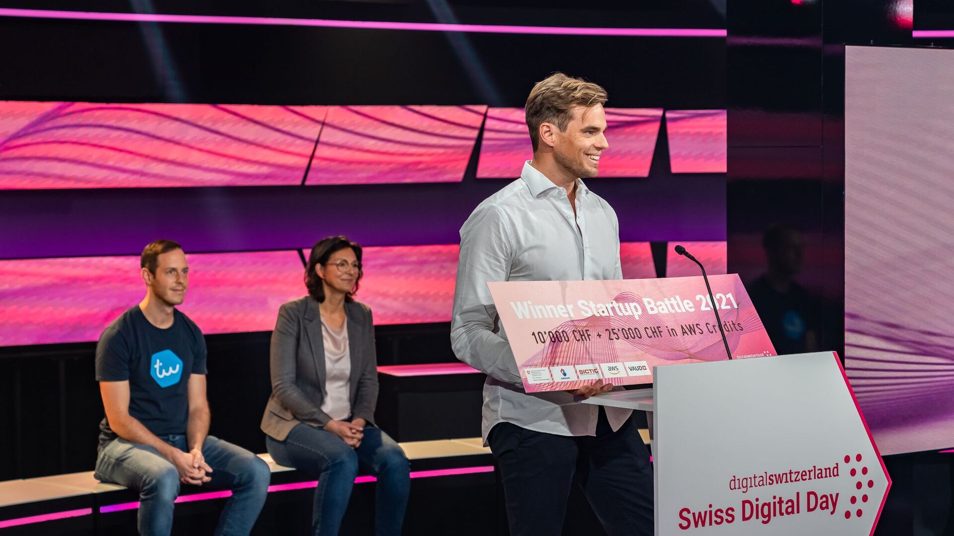 La consegna di un riconoscimento in denaro della “Startup Battle” della “Giornata Digitale Svizzera” del 10 novembre 2021