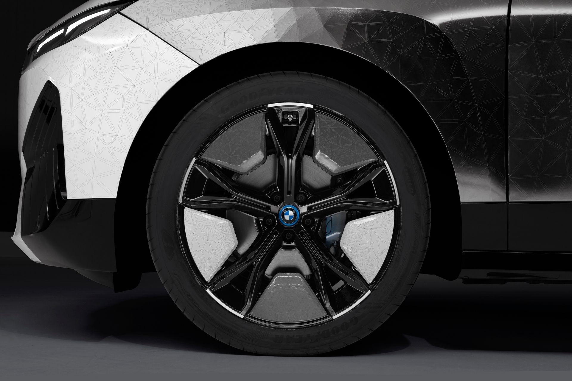 Az ultra-luxus iX Flow kerékívének egy részlete: elektromos impulzus kérésére a BMW által az E Ink-kel együttműködésben megalkotott elektroforetikus technológia különböző színű pigmenteket hoz a felületre, így a karosszéria a kívánt színt adja.