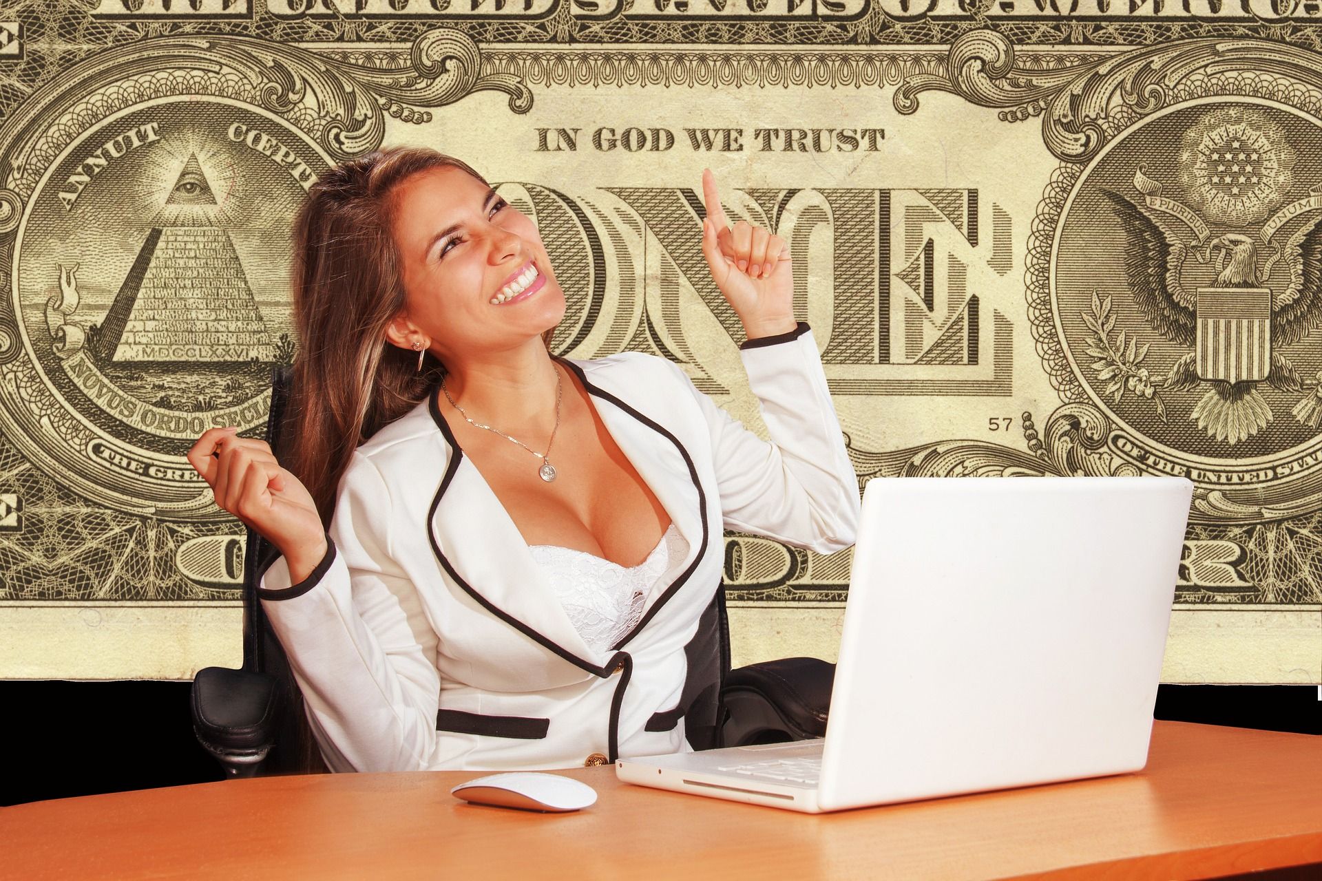 Una donna in carriera indica la parola trust sulla gigantografia di un dollaro USA
