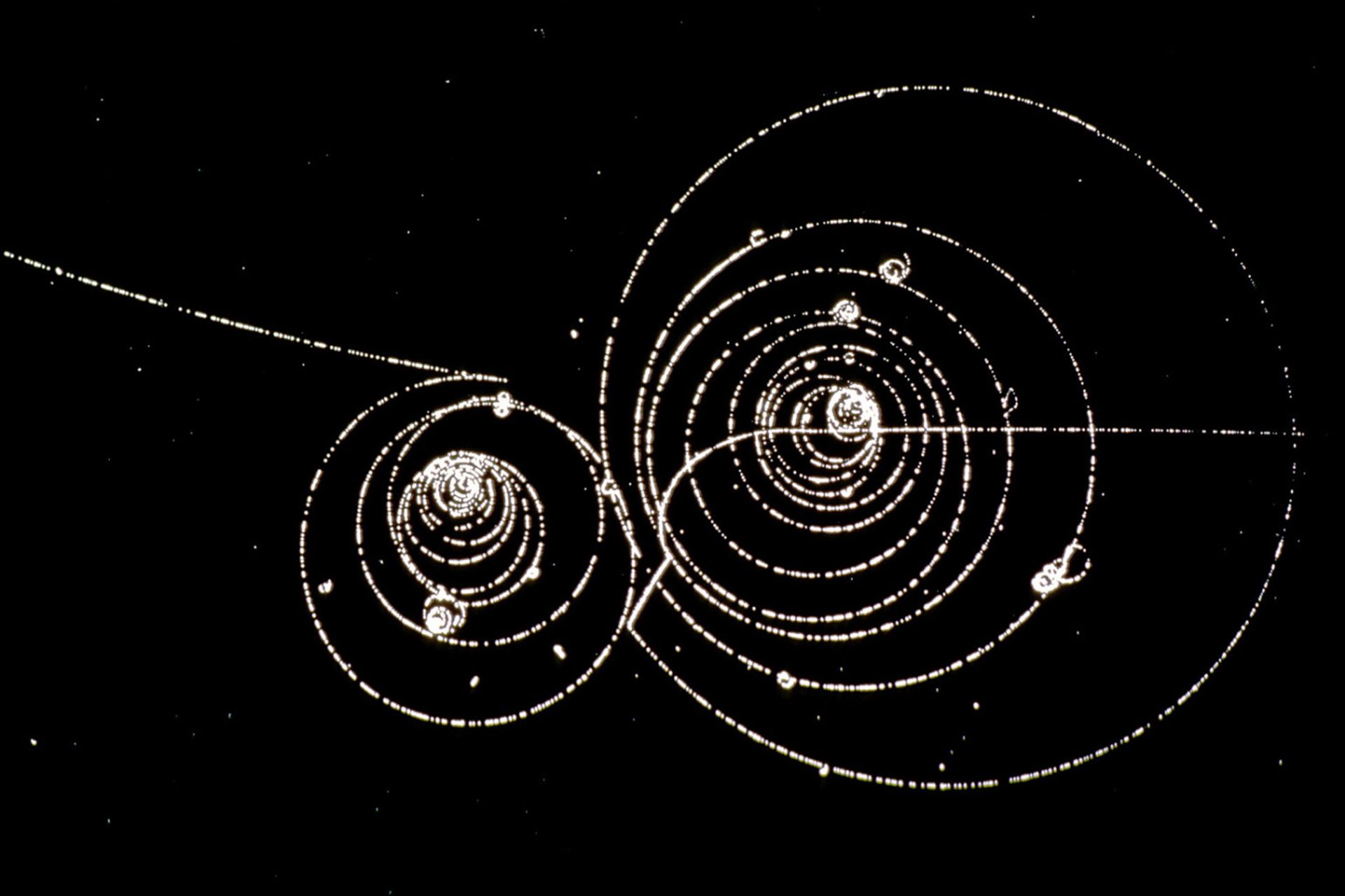 Nel 1928 il fisico britannico Paul Dirac ipotizzò che per ogni particella esistesse una corrispondente antiparticella, esattamente uguale alla particella, ma con carica opposta: per esempio, per l'elettrone dovrebbe esistere un "antielettrone", o "positrone", identico in tutto e per tutto, ma con una carica elettrica positiva. L'intuizione ha aperto la possibilità di intere galassie e universi fatti di antimateria, ma quando materia e antimateria entrano in contatto, si annichilano, scomparendo in un lampo di energia. (Foto: CERN)