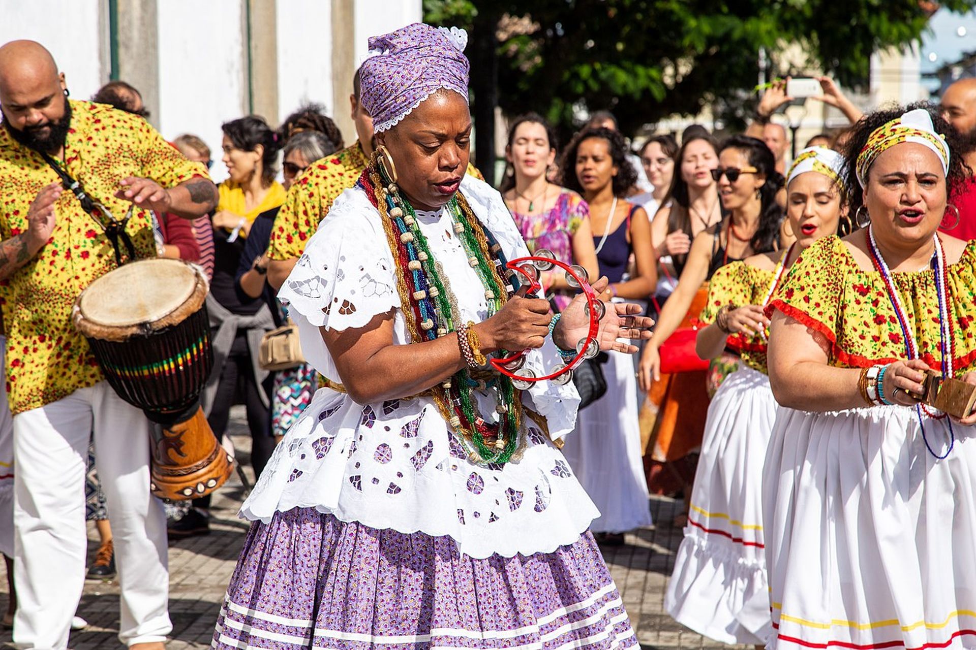 Rôzni interpreti Samba da Roda v rušnom meste v Brazílii