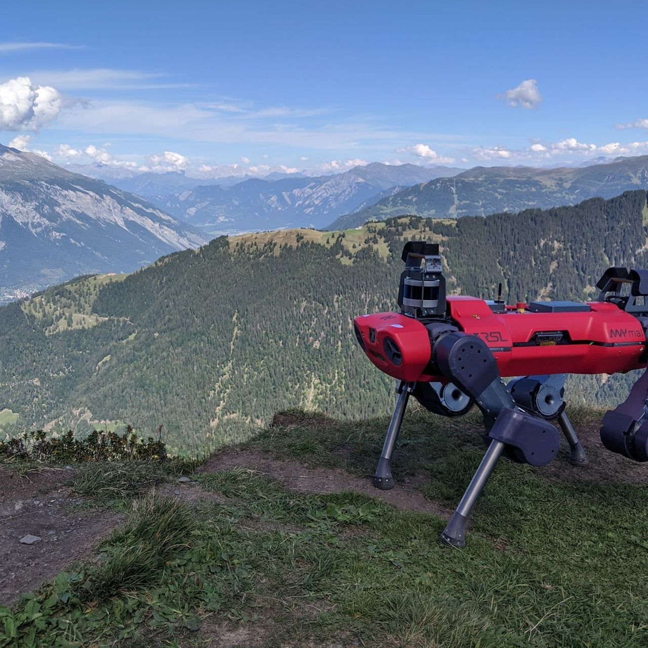 ANYmal, il robot quadrupede del Robotic Systems Lab del Politecnico di Zurigo, è in grado di percorrere velocenente e robustamente i terreni più difficili