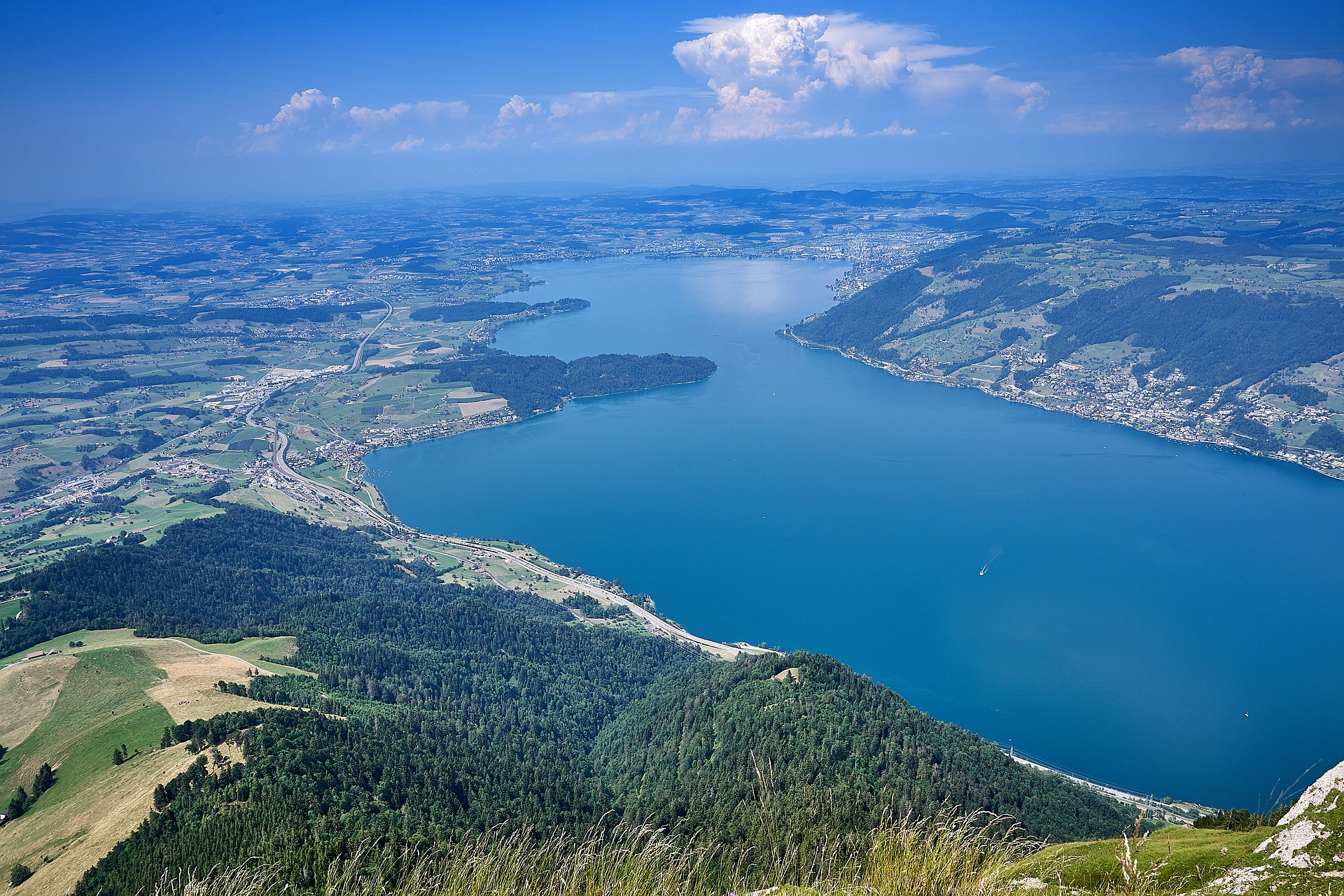 Danau Zug: kanton dengan nama yang sama di Swiss tengah adalah salah satu ibu kota keuangan digital dunia