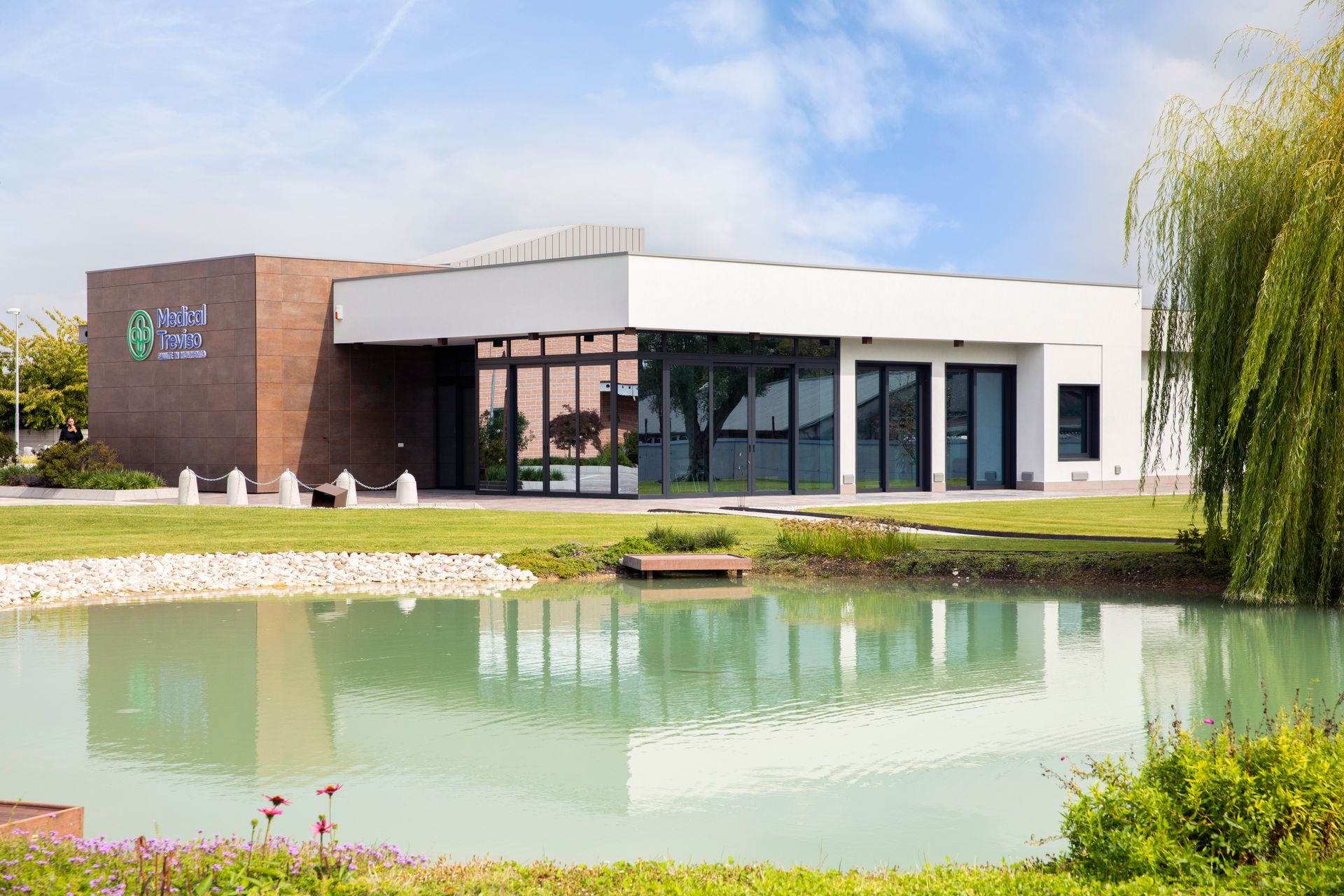 Il nuovo centro medico privato autorizzato "Medical Treviso - Salute in Movimento" sorge in Veneto a Dosson di Casier: il laghetto esterno alla struttura, dotato di un’elegante cascatella