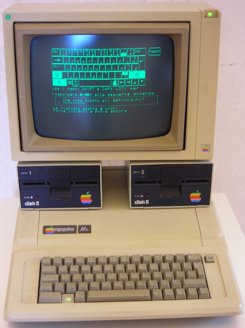 Персональный компьютер Apple IIe был одним из первых и самых популярных на рынке.
