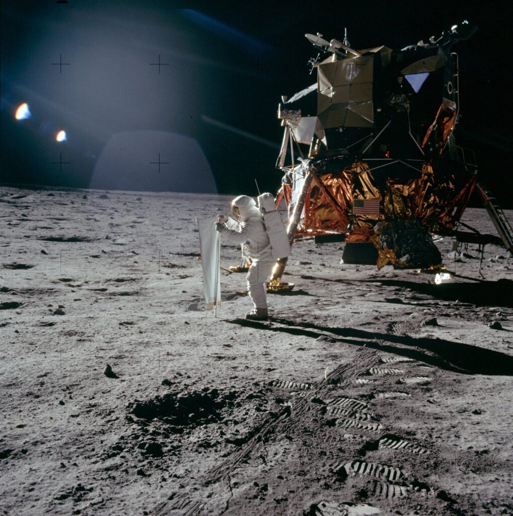 Il pilota del modulo lunare Edwin “Buzz” Aldrin dispiega l'esperimento svizzero di composizione del vento solare