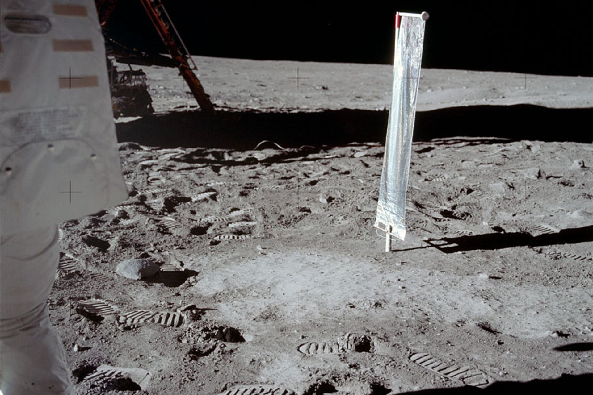 Il pilota del modulo lunare Edwin “Buzz” Aldrin dispiega l'esperimento svizzero di composizione del vento solare