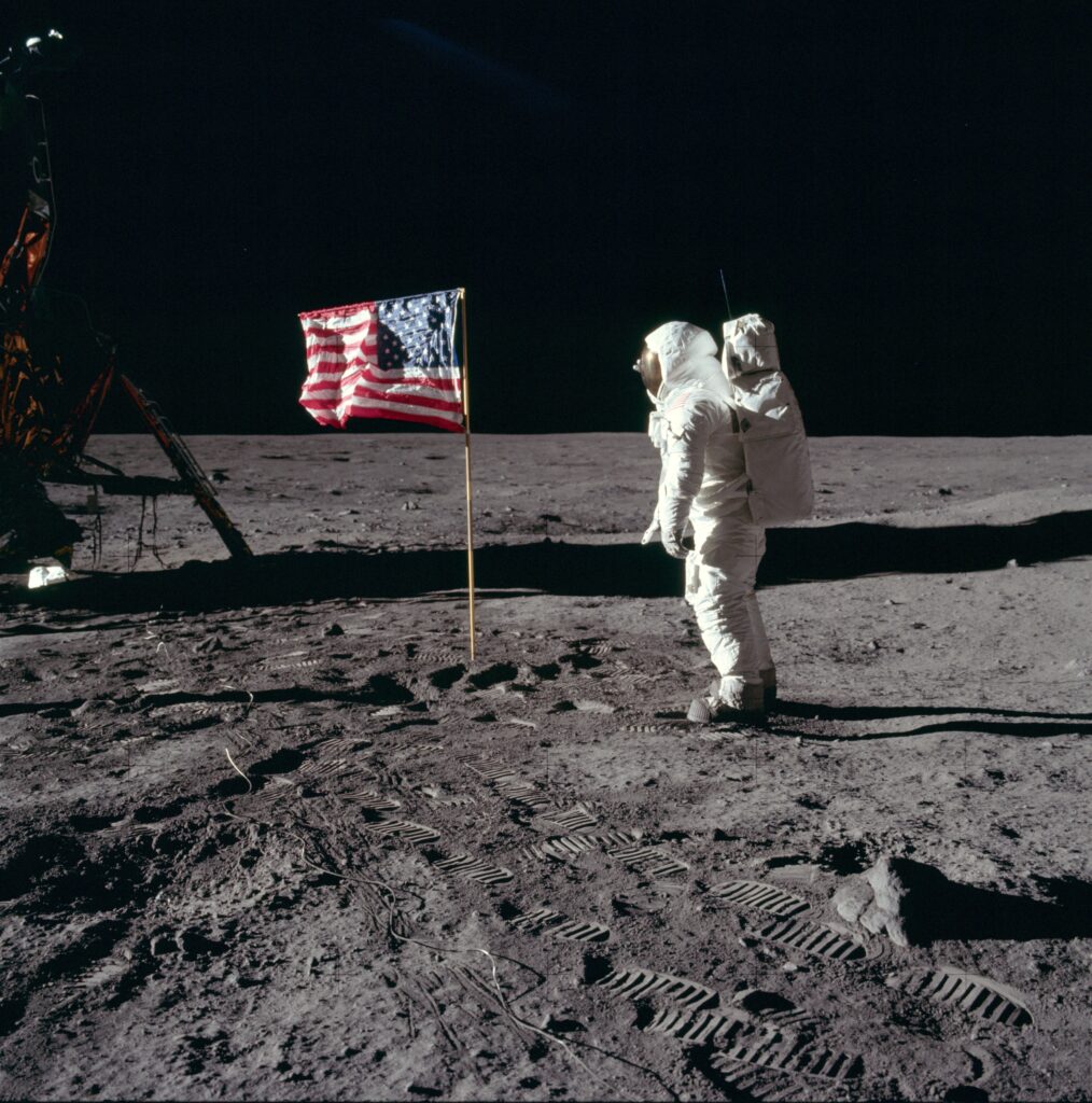 Il saluto militare di Edwin “Buzz” Aldrin alla bandiera statunitense sul suolo lunare il 20 luglio 1969