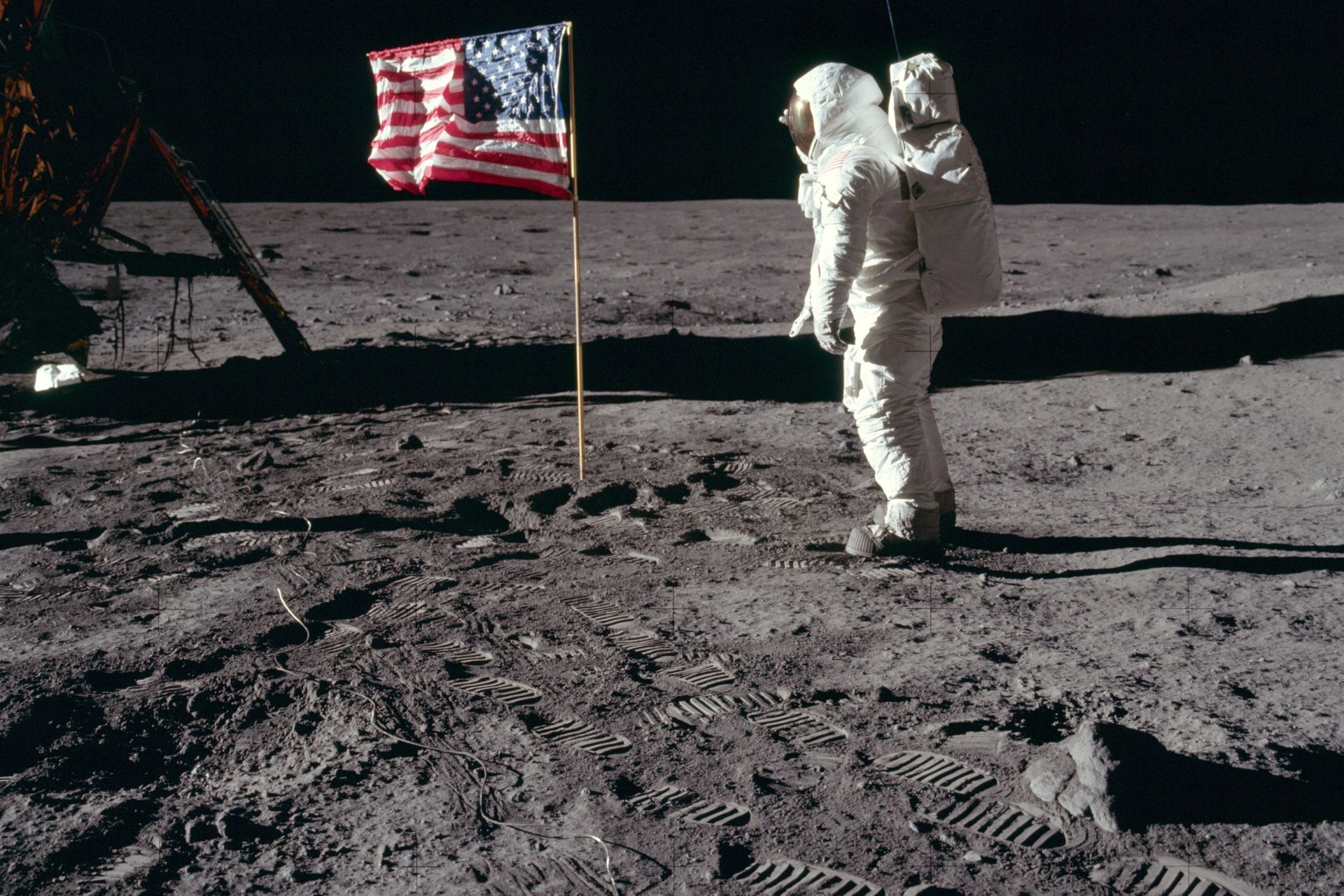Il saluto militare di Edwin “Buzz” Aldrin alla bandiera statunitense sul suolo lunare il 20 luglio 1969