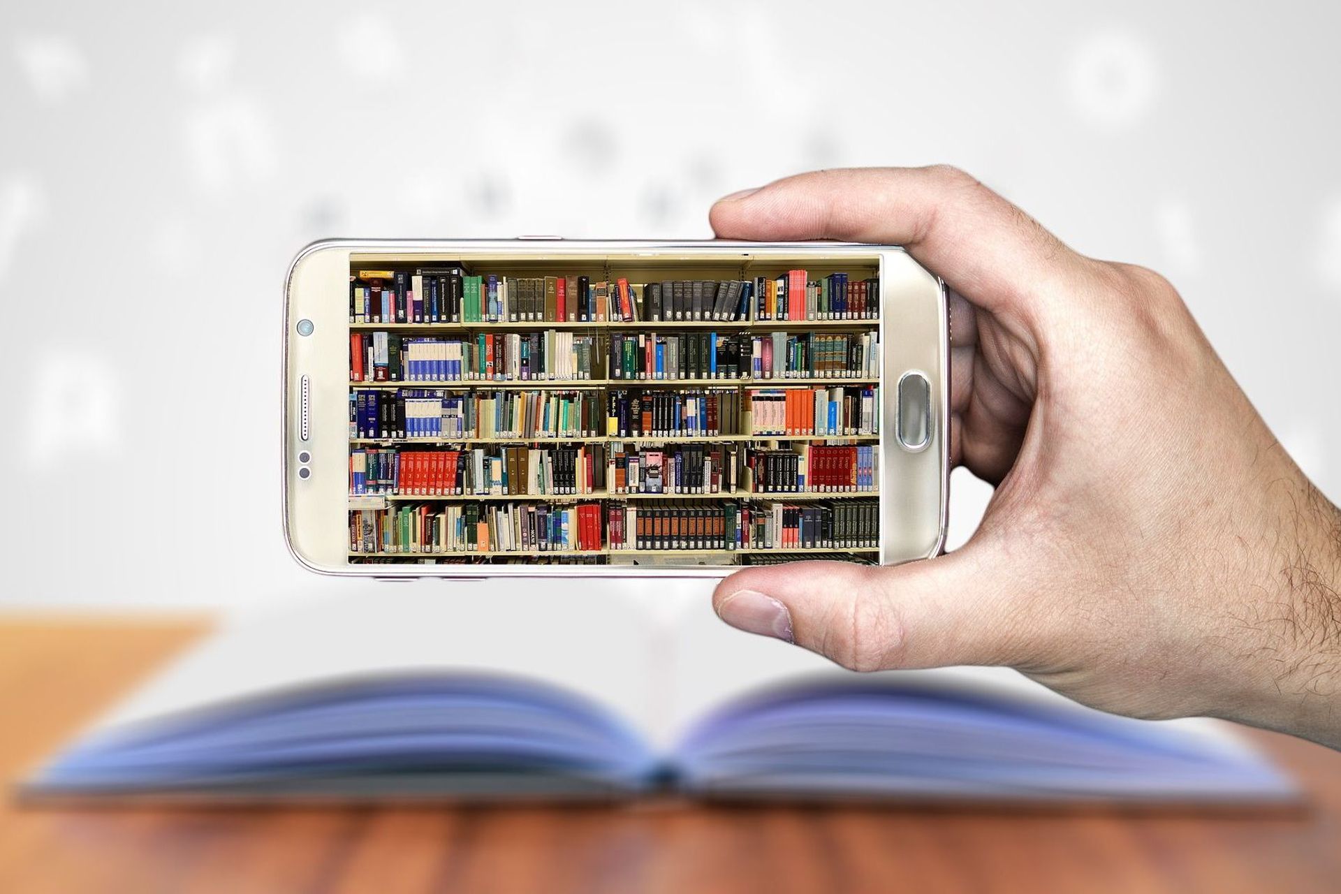 La fotografia di una biblioteca a mezzo smartphone simboleggia la confluenza fra due culture