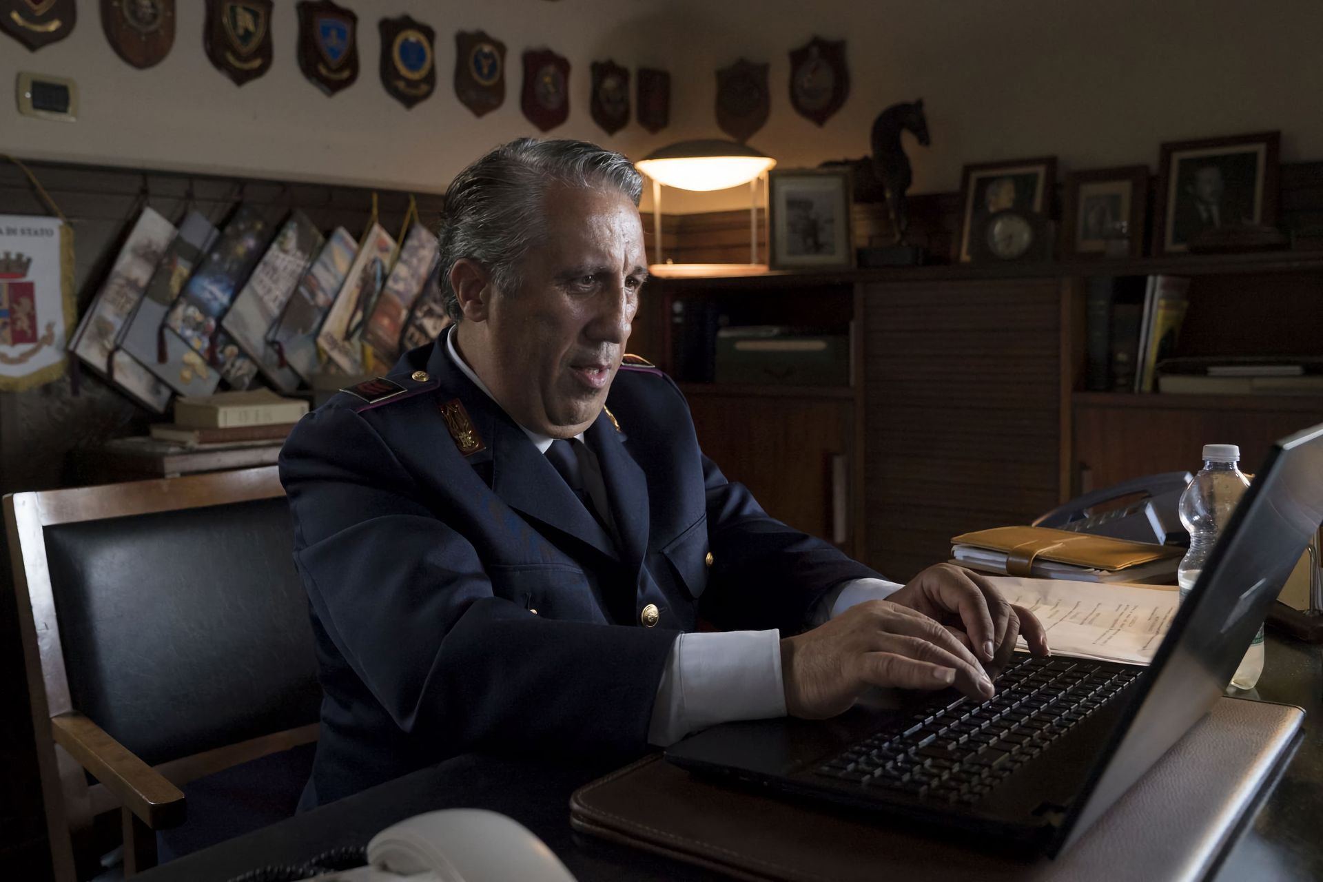 El agente Catarella en la serie de televisión "Inspector Montalbano" es el único policía acostumbrado a usar una PC