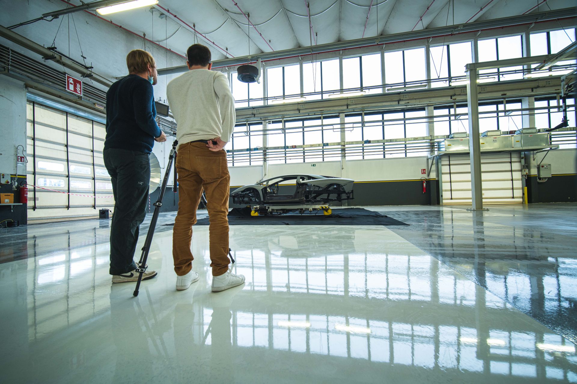 Швейцарийн зураач Фабиан Оэфнер загвар өмсөгчөөр ашигласан Lamborghini Aventador Ultimae-тэй тэмцэж байна