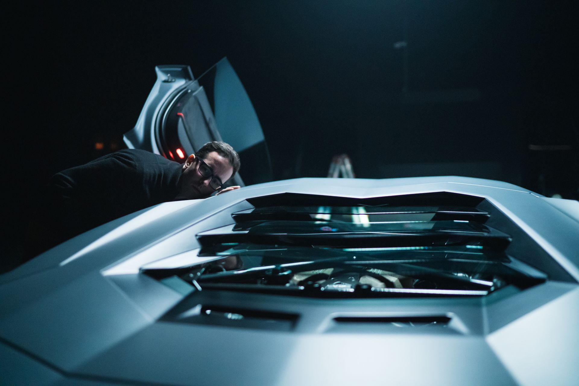 L'artista svizzzero Fabian Oefner alle prese con la Lamborghini Aventador Ultimae usata come modello