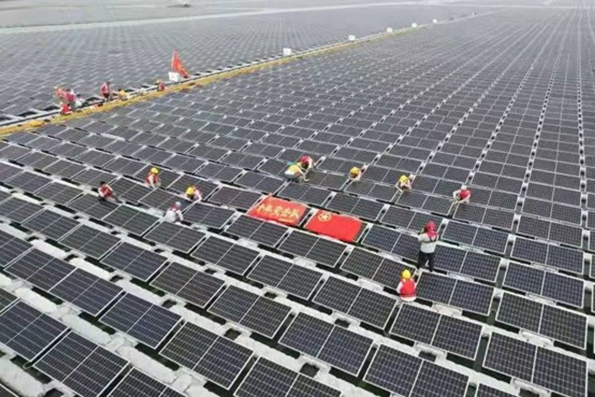 L’impianto solare galleggiante appartenente alla Huaneng Power International e realizzato a Dezhou, nella provincia cinese dello Shandong