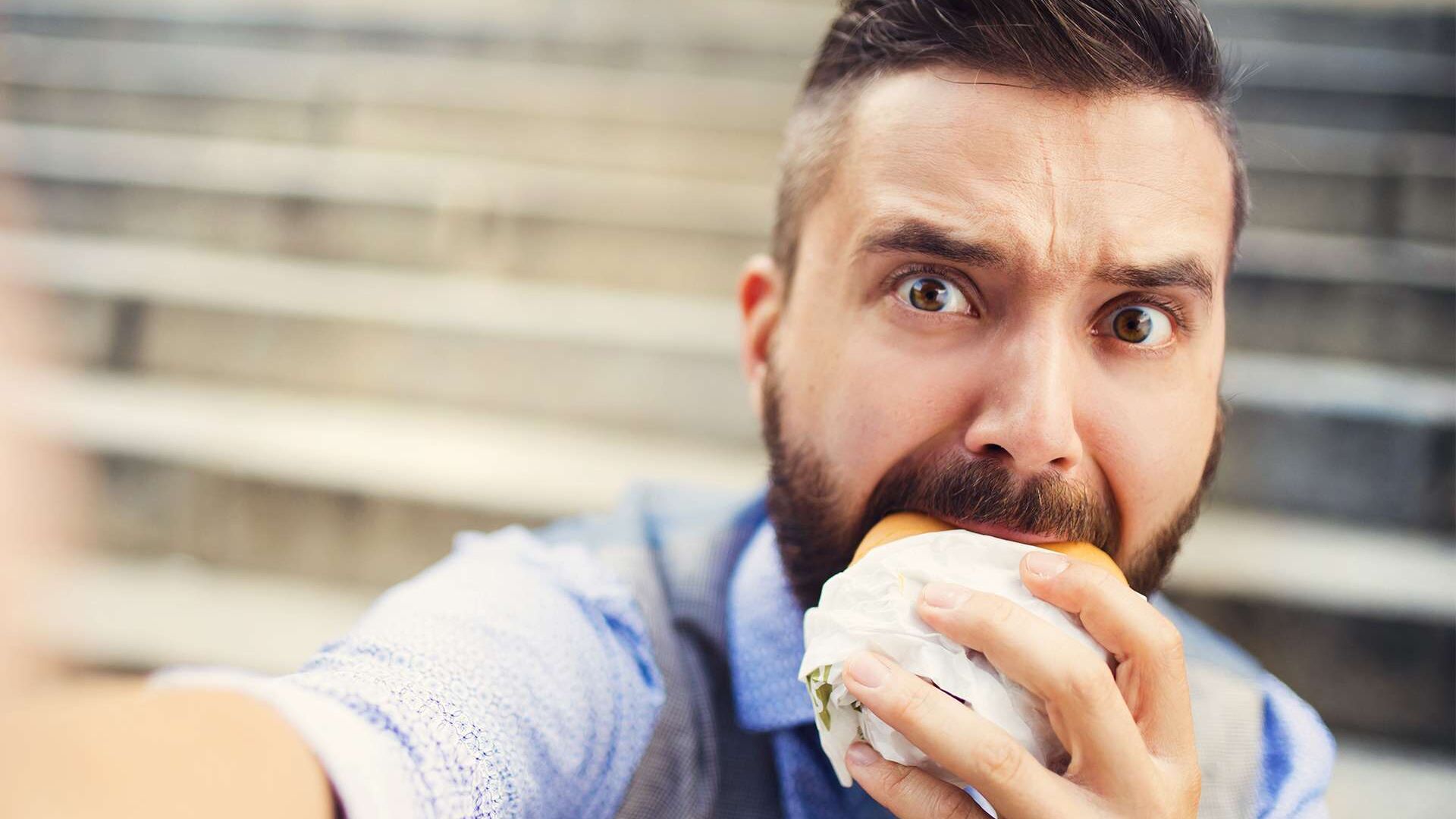 Lo stress può portare ad attacchi di fame nervosa