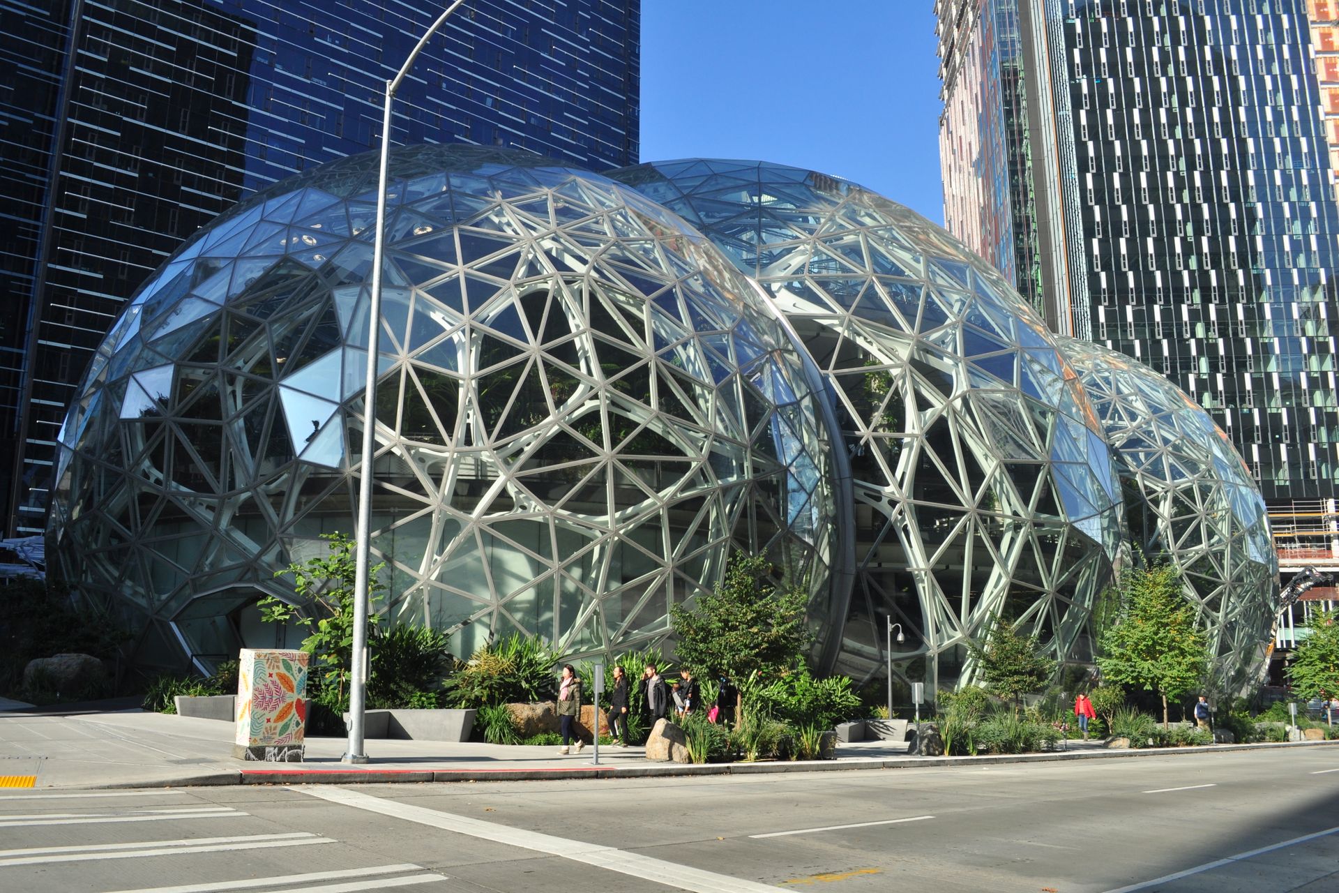 Het werk Spheres bevindt zich direct bij het hoofdkantoor van Amazon in Seattle, in de Amerikaanse staat Washington