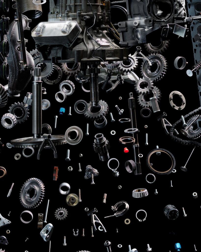 L’opera reale e digitale “Space Time Memory” realizzata dall’artista svizzero Fabian Oefner con le singole componenti della Lamborghini Aventador Ultimae