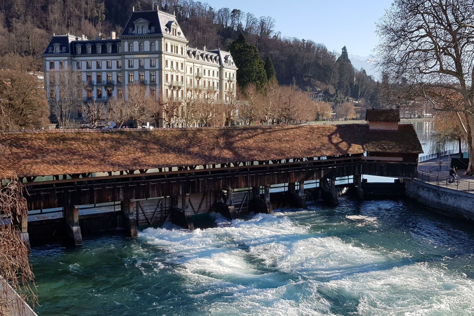 Un ponte di legno e una cascata sul fiume Aare in Svizzera