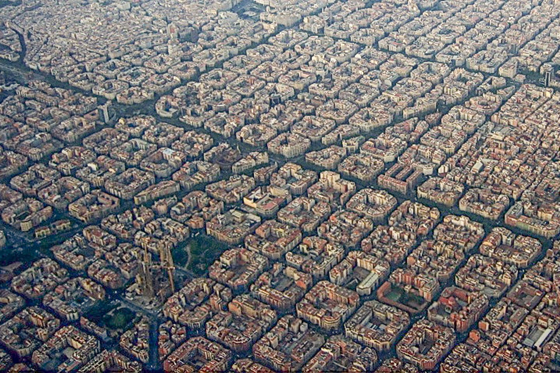 Barcellona sta espellendo le automobili dai centri storici attraverso i "super isolati"