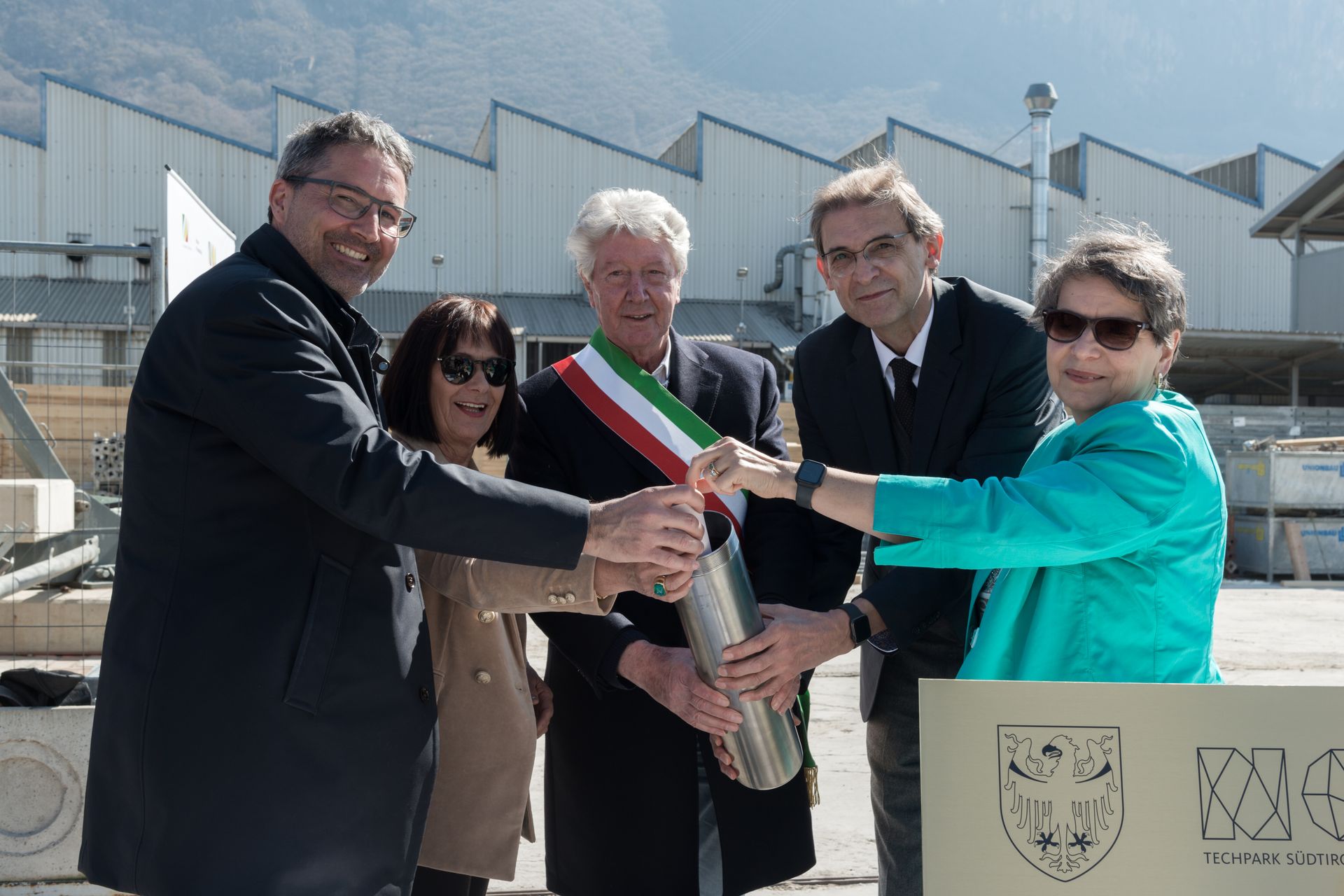 "Peletakan batu fondasi" masa depan Fakultas Teknik Universitas Bebas Bolzano dirayakan pada tanggal 23 Maret di NOI Techpark, di mana distrik inovasi Alto Adige/Südtirol bersiap untuk memasuki dimensi baru