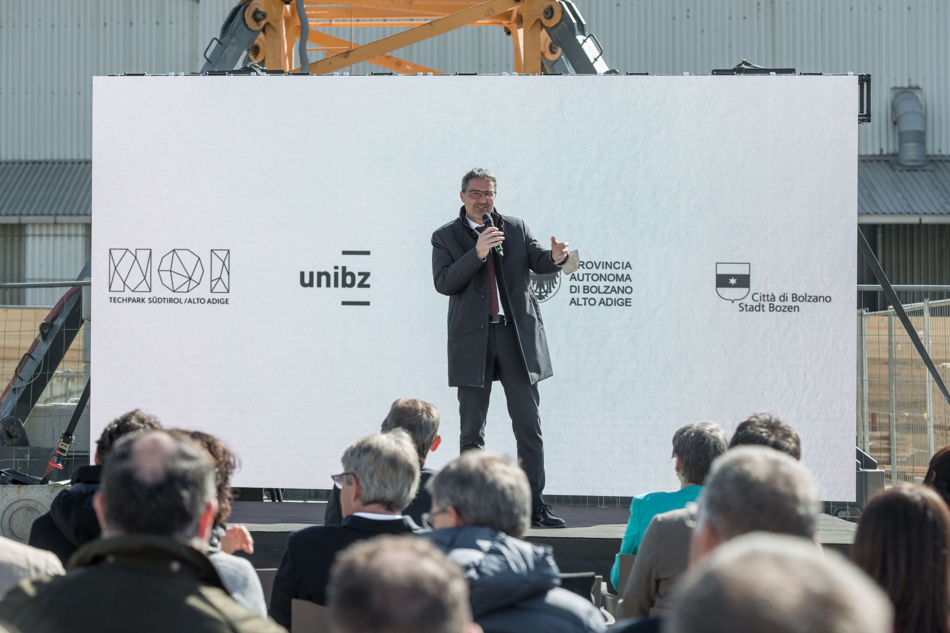 È stata celebrata il 23 marzo al NOI Techpark la “posa della prima pietra” della futura Facoltà di ingegneria della Libera Università di Bolzano, con la quale il distretto dell'innovazione dell'Alto Adige/Südtirol si appresta ad entrare in una nuova dimensione: l'intervento del Presidente della Provincia Autonoma, Arno Kompatscher