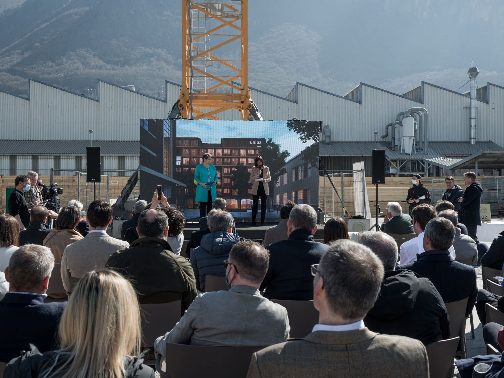 Më 23 mars në NOI Techpark u festua "vënia e gurit të themelit" të Fakultetit të Inxhinierisë së ardhshme të Universitetit të Lirë Bozen-Bolzano, me të cilin distrikti i inovacionit të Tirolit Jugor/Südtirol po përgatitet të hyjë në një dimension të ri: Ulrike Tappeiner, presidente e universitetit, dhe presidente e Universitetit të Teknologjisë së lirë Helga "Thallë". zen, me të cilin distrikti i inovacionit të Tirolit Jugor/Südtirol po përgatitet të hyjë në një dimension të ri
